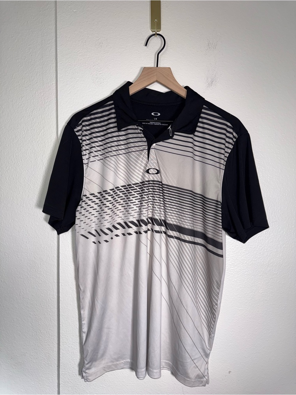 OAKLEY men’s Black Athletic Golf Performance Polo with Striped Accents L - Picture 1 of 4